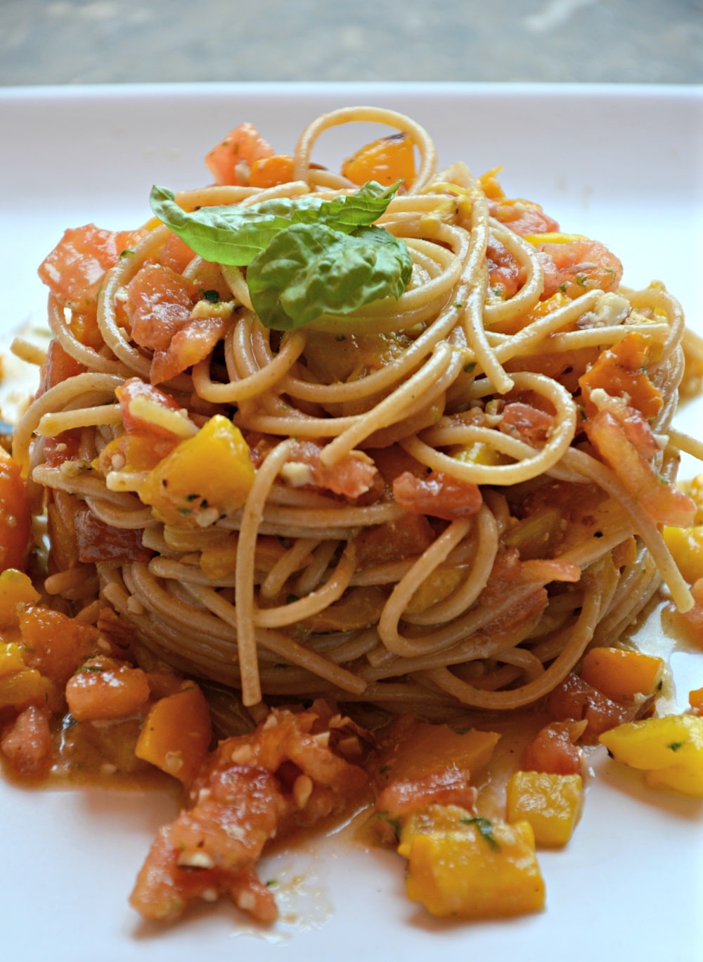Spaghetti integrali con salsa al basilico e mandorle - Vallé Italia