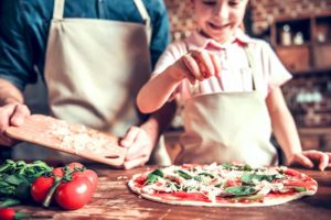 Come fare pizza e focaccia con bambini