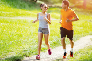 consigli per correre nel modo perfetto coppia che corre nel prato