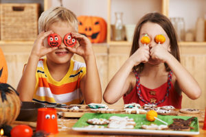 Ricette-per-Halloween-bambini-che-si-divertono-con-decorazioni-zucca-e-zucche