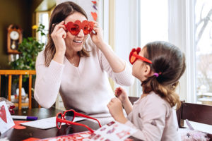 idee-per-san-valentino-mamma-e-figlia-occhiali-rossi-a-cuore